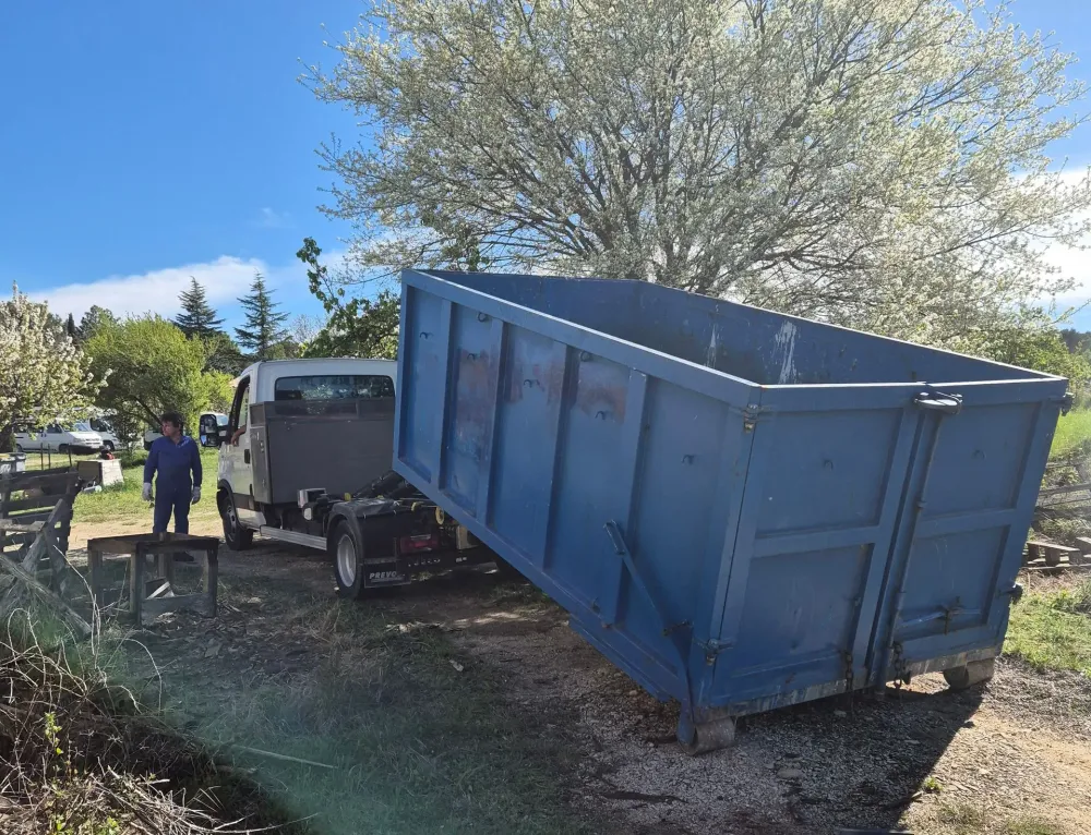 Évacuation de gravâts près de Sénas